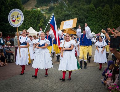 Barwny korowód z okazji TKB przeszedł przez Wisłę